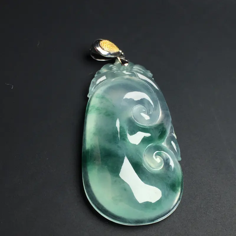翡翠精雕飘绿霸气龙牌吊坠