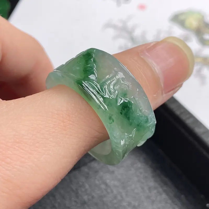 缅甸a货翡翠,水润飘花扳指,玉质细腻,雕工精细,颜色艳丽,有种有色