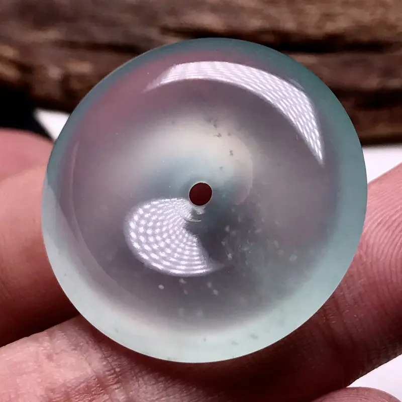 力荐款老坑高冰种近玻璃种淡绿色平安扣,形体优秀,饱满圆润,佩戴效果