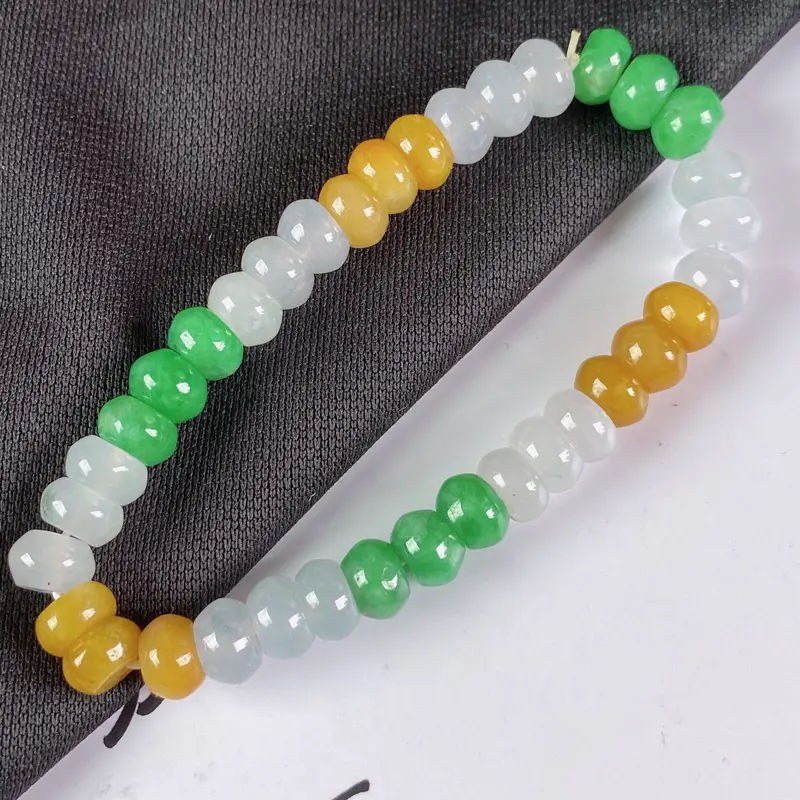 【缅甸a货翡翠,水润三彩手链,玉质细腻,颜色艳丽,佩戴效果更好】图3