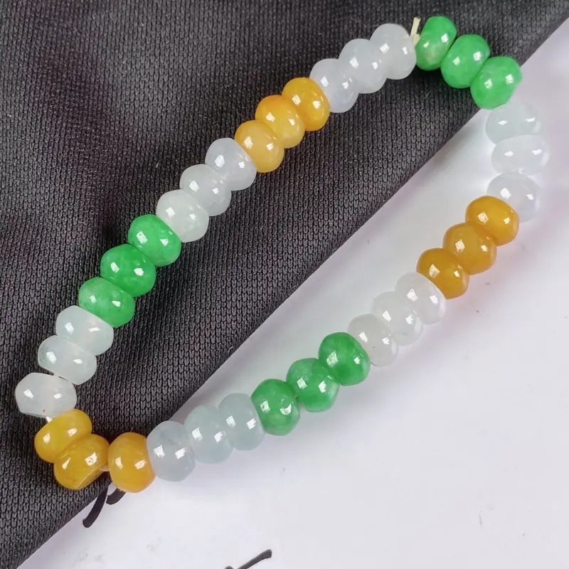 【缅甸a货翡翠,水润三彩手链,玉质细腻,颜色艳丽,佩戴效果更好】图2