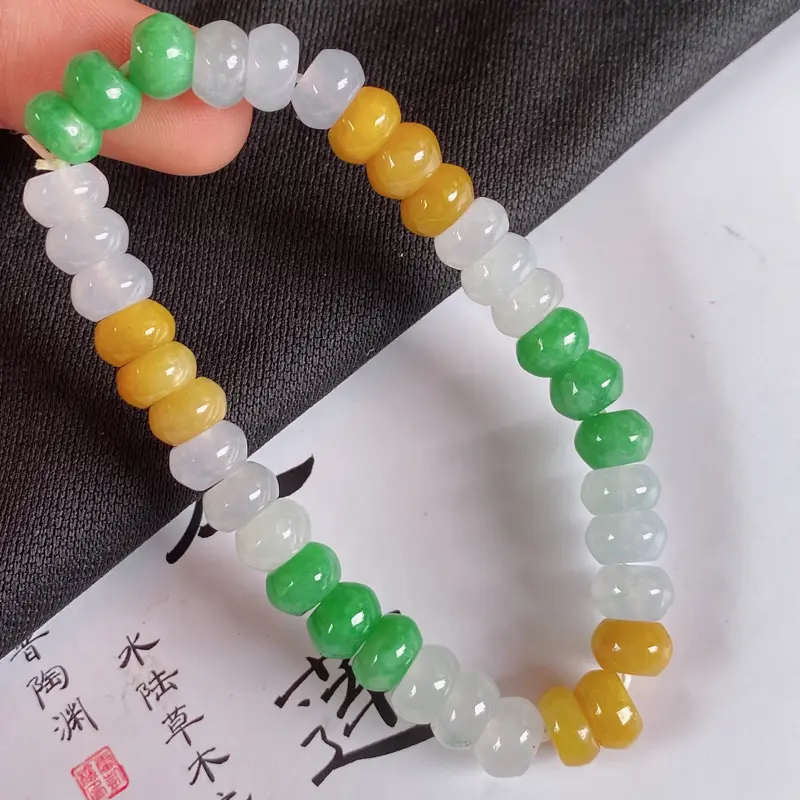 【缅甸a货翡翠,水润三彩手链,玉质细腻,颜色艳丽,佩戴效果更好】图8