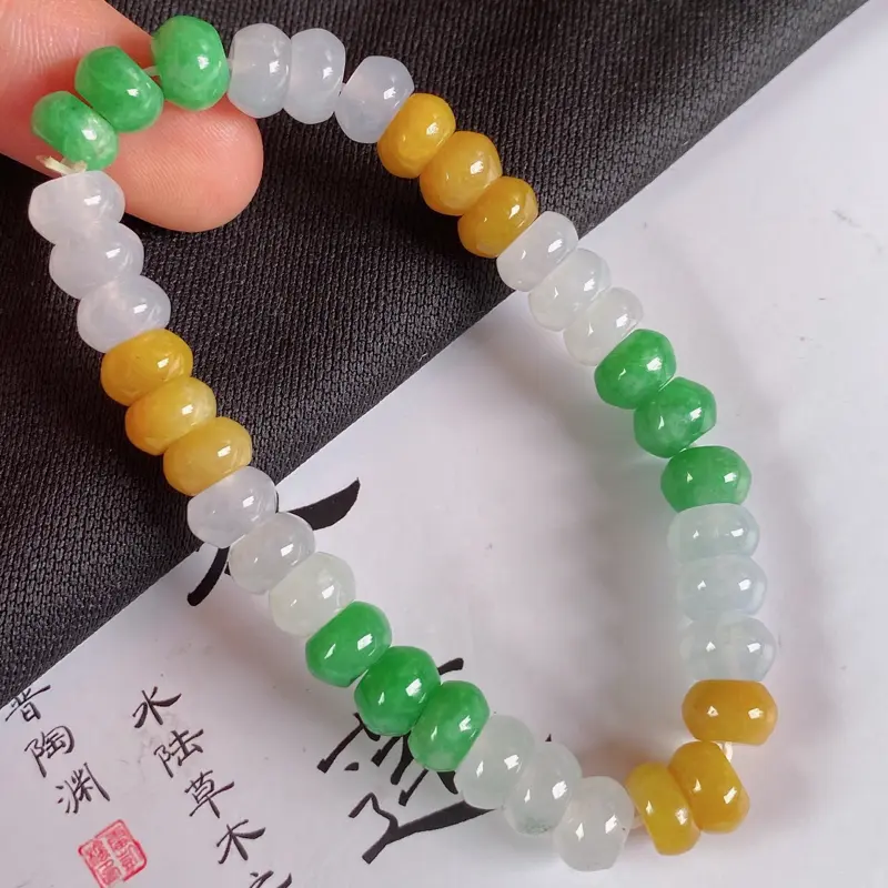 【缅甸a货翡翠,水润三彩手链,玉质细腻,颜色艳丽,佩戴效果更好】图4