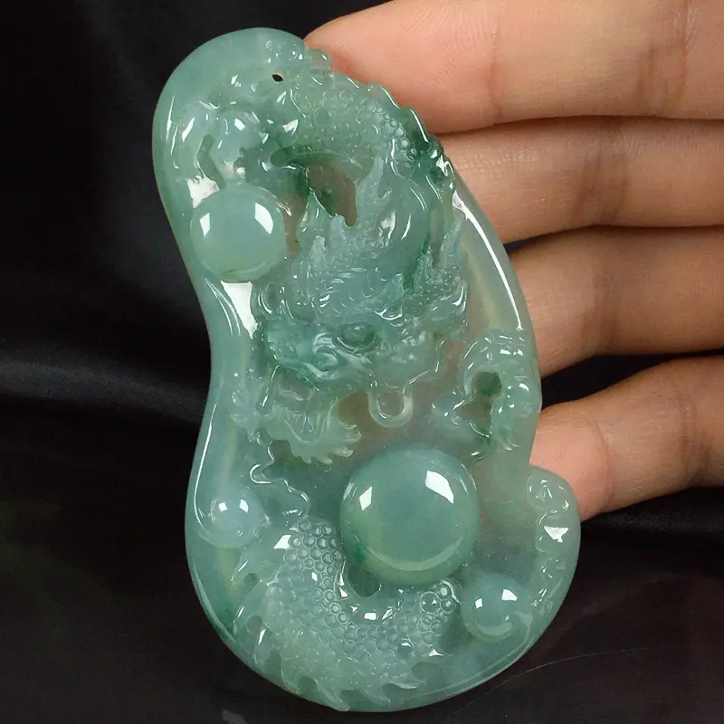冰种深绿翡翠龙牌,线条流畅优美细腻,霸气威风,满胶透手,寓意招财进宝