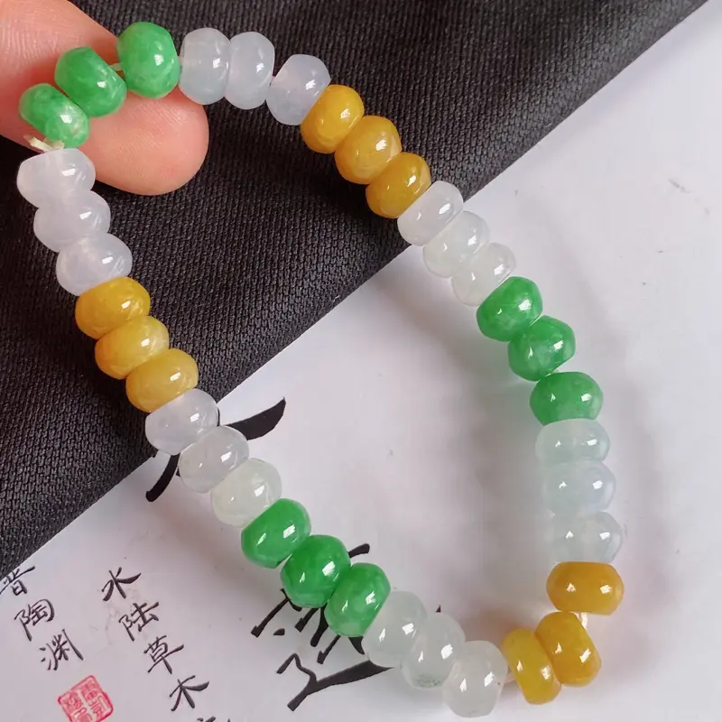 【缅甸a货翡翠,水润三彩手链,玉质细腻,颜色艳丽,佩戴效果更好】图5