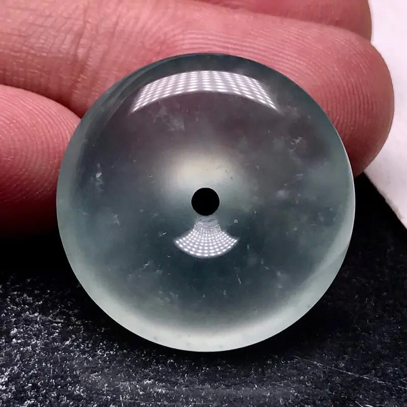 力荐款老坑高冰近玻璃种饱满平安扣,形体优秀,饱满圆润,佩戴效果极佳.