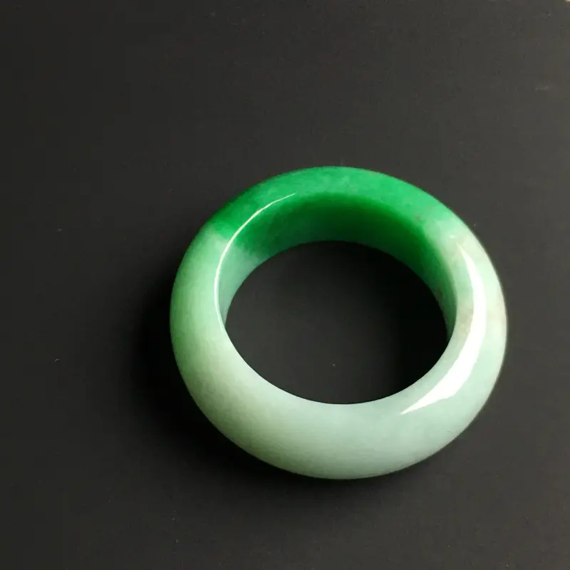糯种带色指环 外径28.1宽8.8厚4.5毫米 质地细腻 翠色艳丽