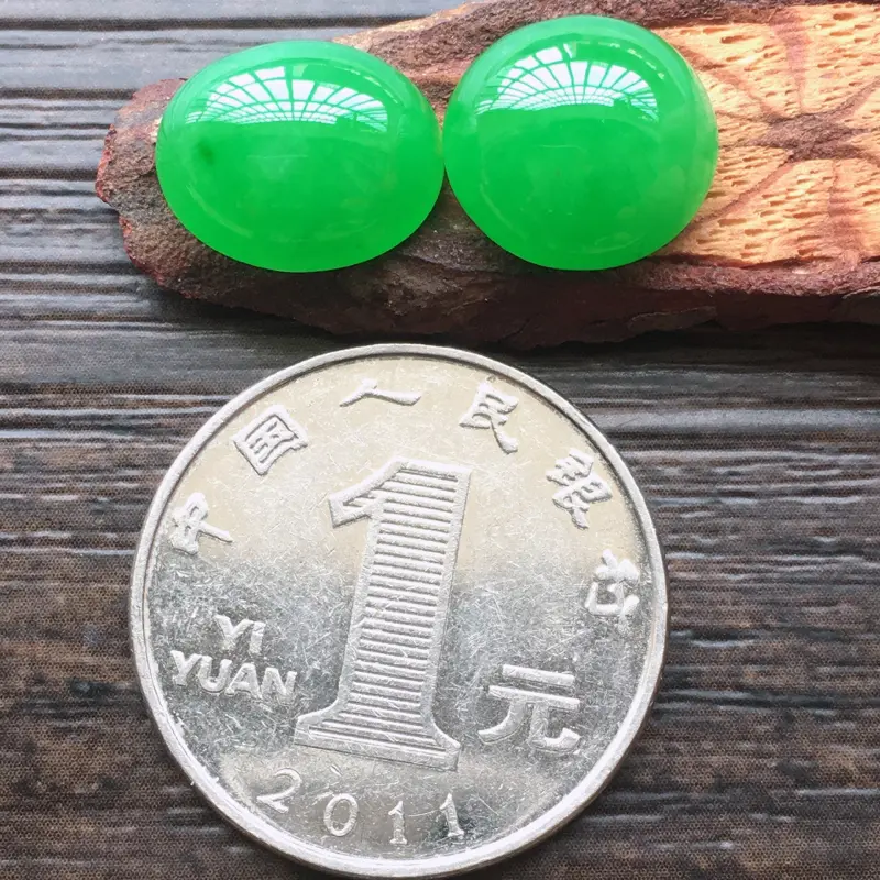 【自然光实拍,缅甸a货翡翠,阳绿蛋面一对,颜色漂亮,水润玉质细腻,雕刻精细,饱满品相佳,镶嵌佳品。尺寸:13.2*11.3*6.2mm12.5*7.2mm】图8