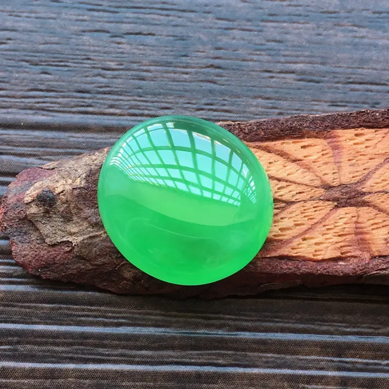 【自然光实拍,缅甸a货翡翠,满绿蛋面,种好水润,玉质细腻,雕刻精细,饱满品相佳,镶嵌效果更佳。】图1