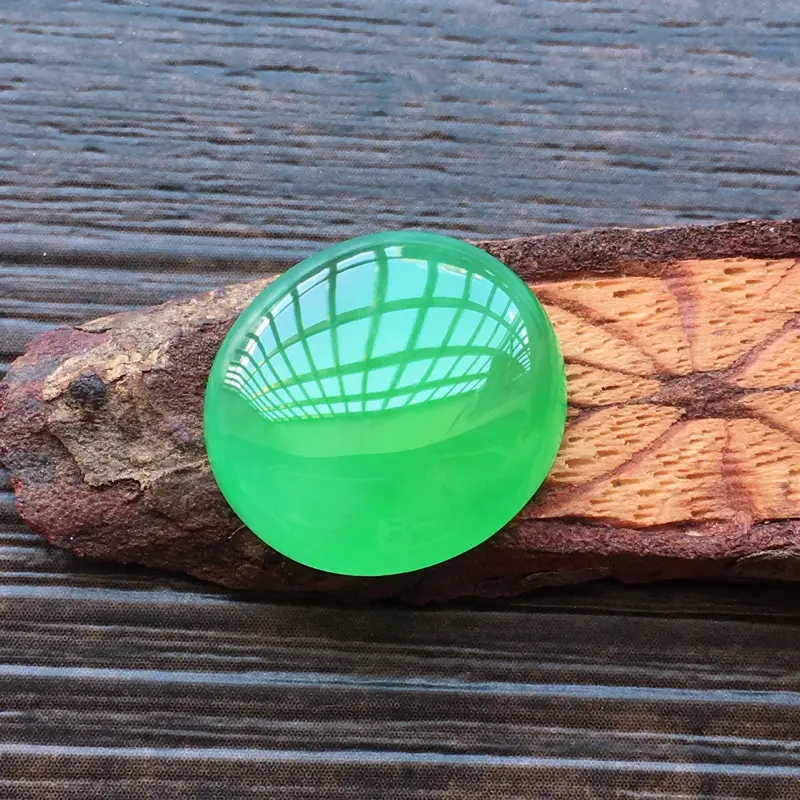 【自然光实拍,缅甸a货翡翠,满绿蛋面,种好水润,玉质细腻,雕刻精细,饱满品相佳,镶嵌效果更佳。】图2