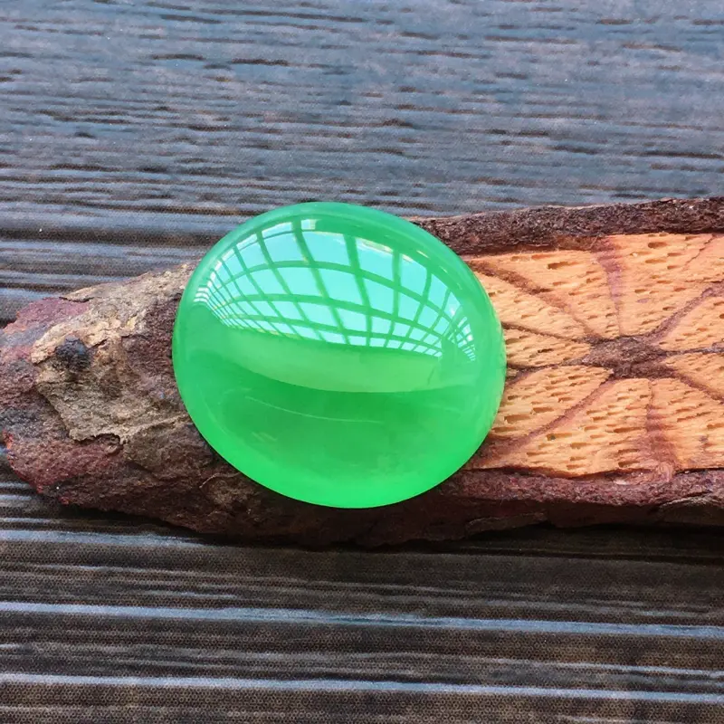 【自然光实拍,缅甸a货翡翠,满绿蛋面,种好水润,玉质细腻,雕刻精细,饱满品相佳,镶嵌效果更佳。】图5