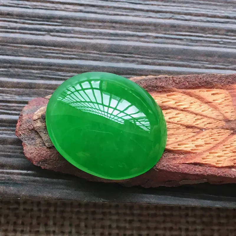 【自然光实拍,缅甸a货翡翠,辣绿大蛋面,颜色漂亮,水润玉质细腻,雕刻精细,大个饱满,品相佳,镶嵌佳品。】图1