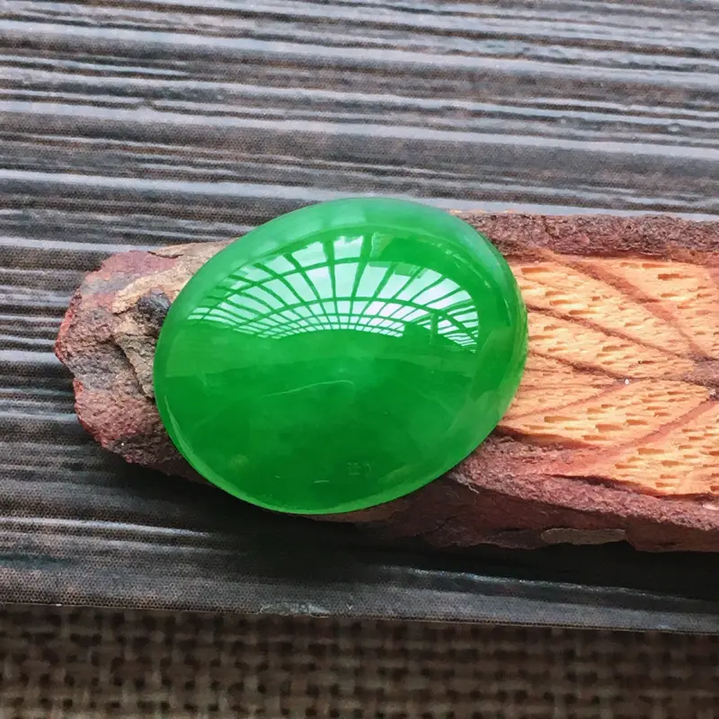 【自然光实拍,缅甸a货翡翠,辣绿大蛋面,颜色漂亮,水润玉质细腻,雕刻精细,大个饱满,品相佳,镶嵌佳品。】图5