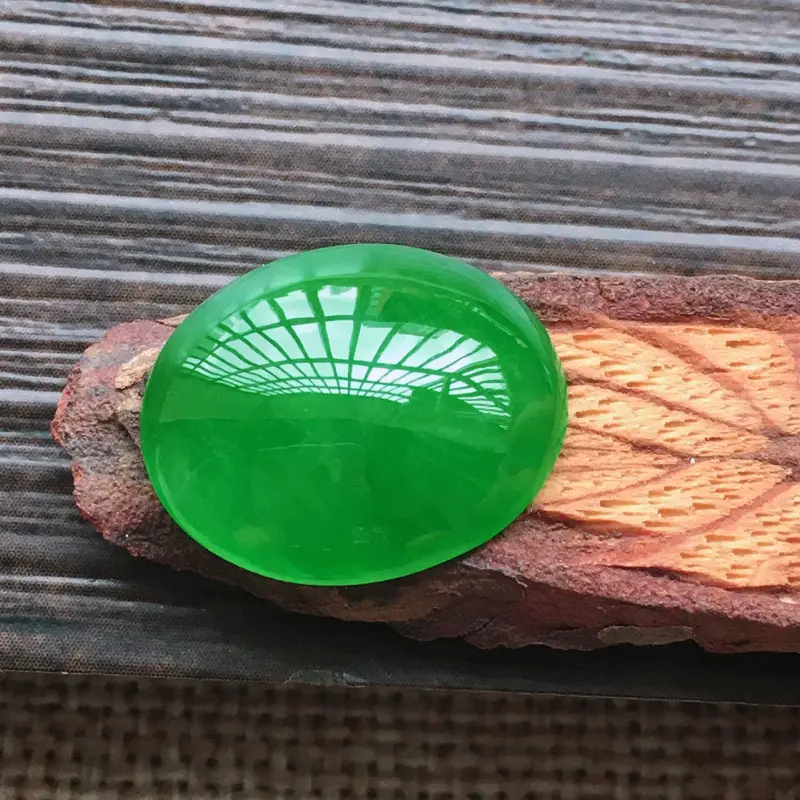 【自然光实拍,缅甸a货翡翠,辣绿大蛋面,颜色漂亮,水润玉质细腻,雕刻精细,大个饱满,品相佳,镶嵌佳品。】图2