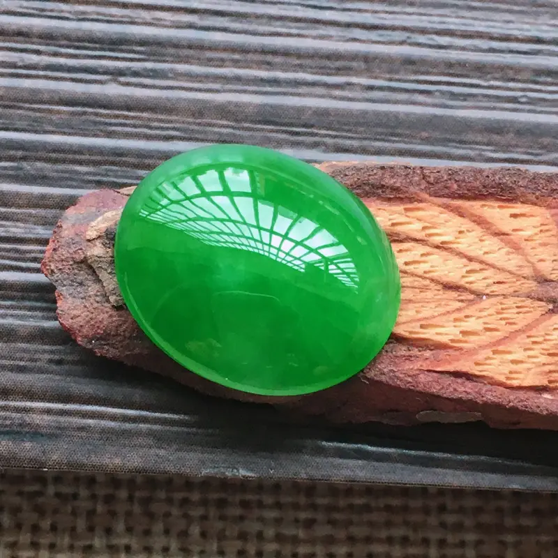 【自然光实拍,缅甸a货翡翠,辣绿大蛋面,颜色漂亮,水润玉质细腻,雕刻精细,大个饱满,品相佳,镶嵌佳品。】图4