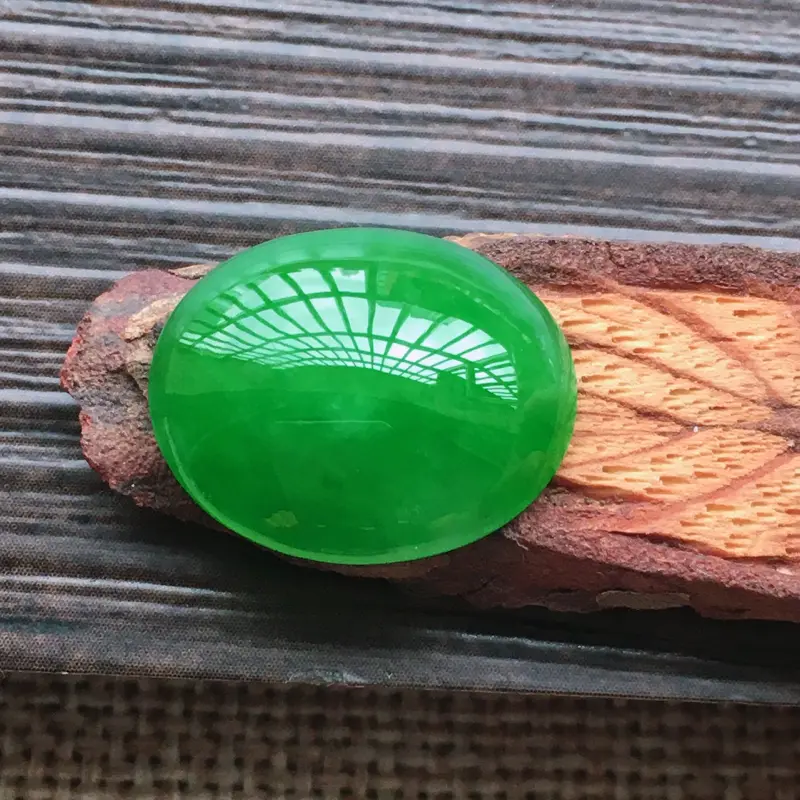 【自然光实拍,缅甸a货翡翠,辣绿大蛋面,颜色漂亮,水润玉质细腻,雕刻精细,大个饱满,品相佳,镶嵌佳品。】图3