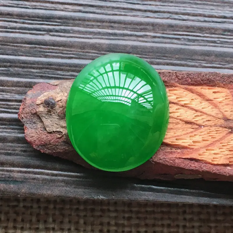 【自然光实拍,缅甸a货翡翠,辣绿大蛋面,颜色漂亮,水润玉质细腻,雕刻精细,大个饱满,品相佳,镶嵌佳品。】图6