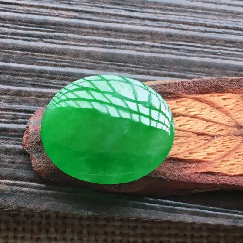 【自然光实拍,缅甸a货翡翠,辣绿大蛋面,颜色漂亮,水润玉质细腻,雕刻精细,大个饱满,品相佳,镶嵌佳品。】图7