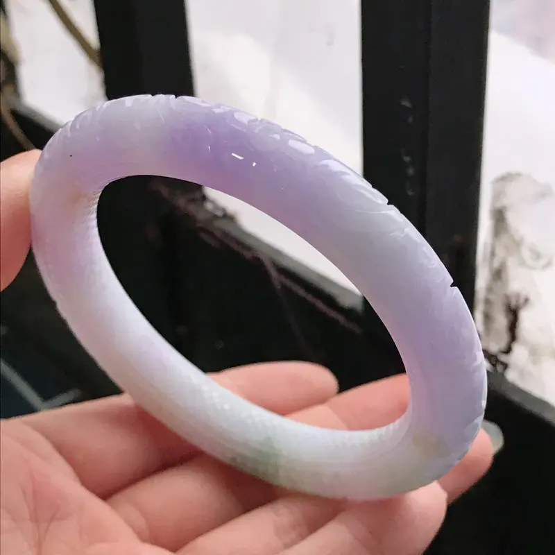 【缅甸天然翡翠A货老坑三彩雕花圆条手镯,尺寸57.8*11.2*10.5mm,上手高档贵气优雅】图2