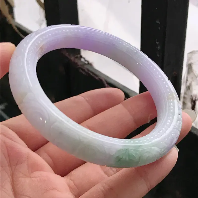 【缅甸天然翡翠A货老坑三彩雕花圆条手镯,尺寸57.8*11.2*10.5mm,上手高档贵气优雅】图1