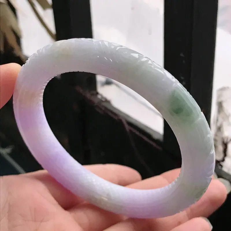 【缅甸天然翡翠A货老坑三彩雕花圆条手镯,尺寸57.8*11.2*10.5mm,上手高档贵气优雅】图3