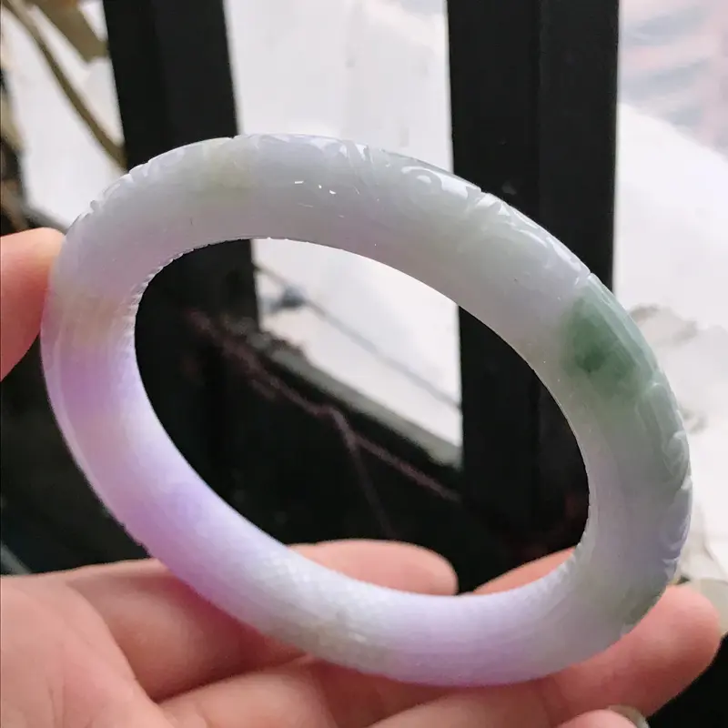 【缅甸天然翡翠A货老坑三彩雕花圆条手镯,尺寸57.8*11.2*10.5mm,上手高档贵气优雅】图7
