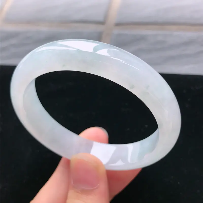 缅甸天然A货翡翠，完美老坑浅绿正圈手镯53圈线条流畅精美，水头好玉质细腻佩戴效果佳，尺寸:53.7*12.4*7mm