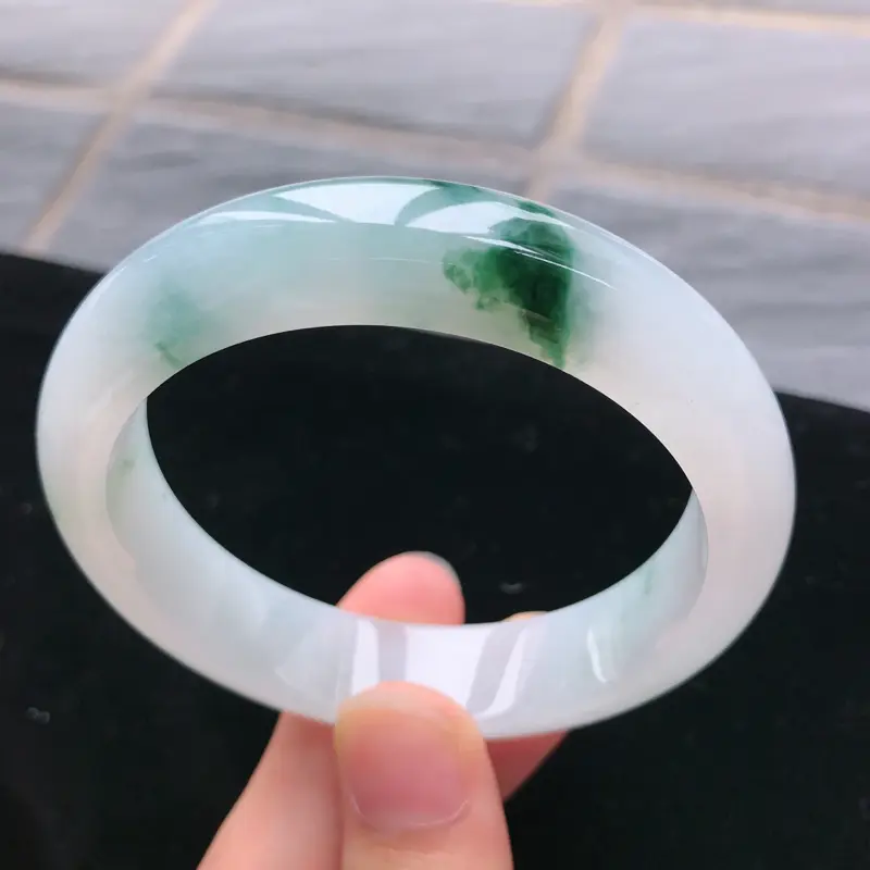 缅甸天然A货翡翠，完美老坑飘花正圈手镯55圈线条流畅精美，水头好玉质细腻佩戴效果佳，尺寸:55.7*13.5*7.8mm