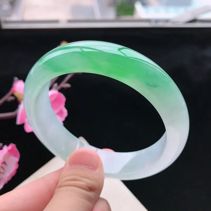【天然翡翠A货冰种水润通透飘绿种水正圈手镯,尺寸57.2-14.6-8.1mm,玉质细腻,种水好,底色好,上手效果漂亮】图1