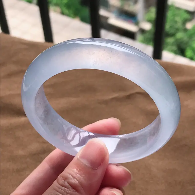 【圈口55.5,天然翡翠A货,老坑高冰起荧光宽边正圈手镯,圈口55.5/15.4/8.3,玉质细腻水润,底色漂亮,上手高档大方上档次】图1