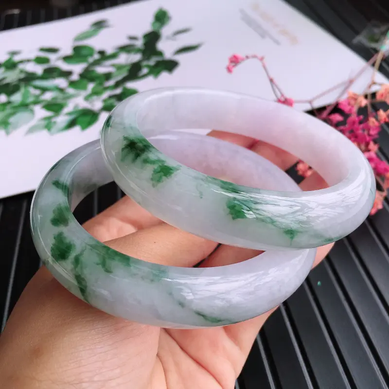 【圈口:57.6/57.4天然翡翠A货糯化种飘花宽边手镯,(一对)尺寸:57.6/13.2/9.1,57.4/14.0/9.0mm,玉质细腻,颜色鲜艳,上手效果好】图2