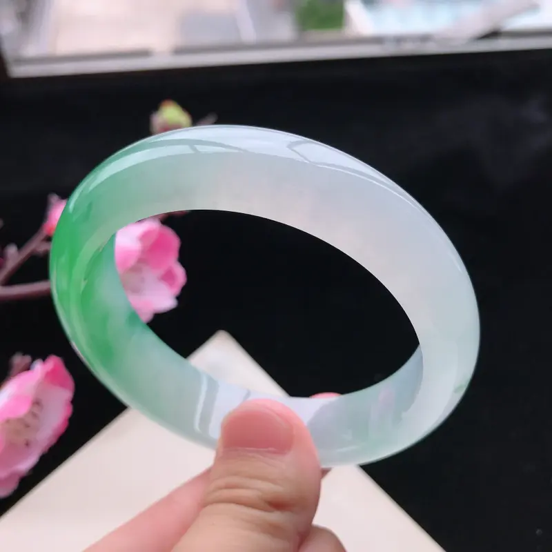 【天然翡翠A货冰种水润通透飘绿种水正圈手镯,尺寸57.2-14.6-8.1mm,玉质细腻,种水好,底色好,上手效果漂亮】图3