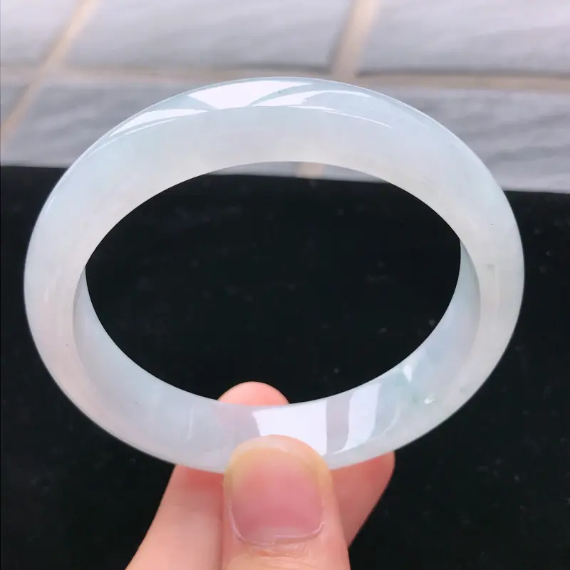 缅甸天然A货翡翠，完美老坑浅绿正圈手镯53圈线条流畅精美，水头好玉质细腻佩戴效果佳，尺寸:53.7*12.4*7mm