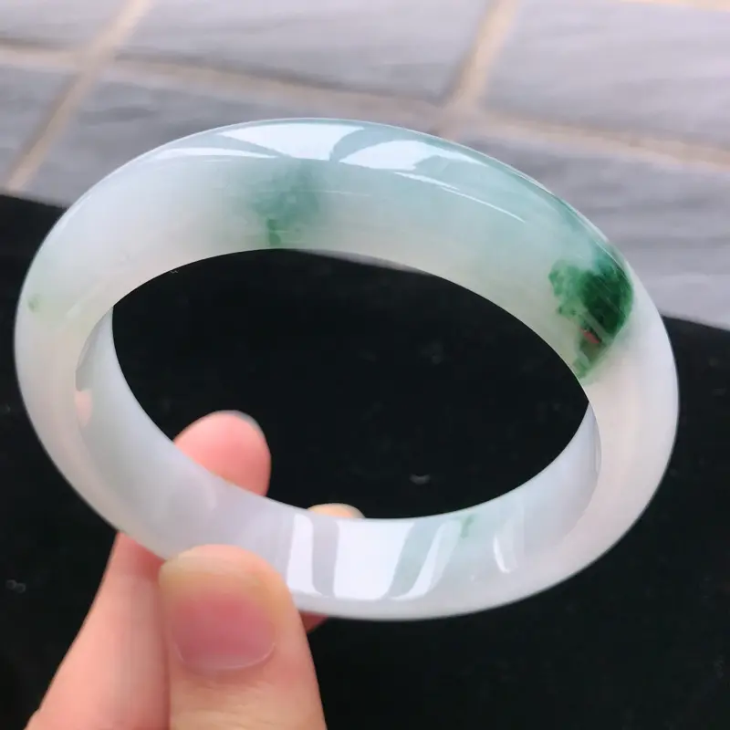 缅甸天然A货翡翠，完美老坑飘花正圈手镯55圈线条流畅精美，水头好玉质细腻佩戴效果佳，尺寸:55.7*13.5*7.8mm
