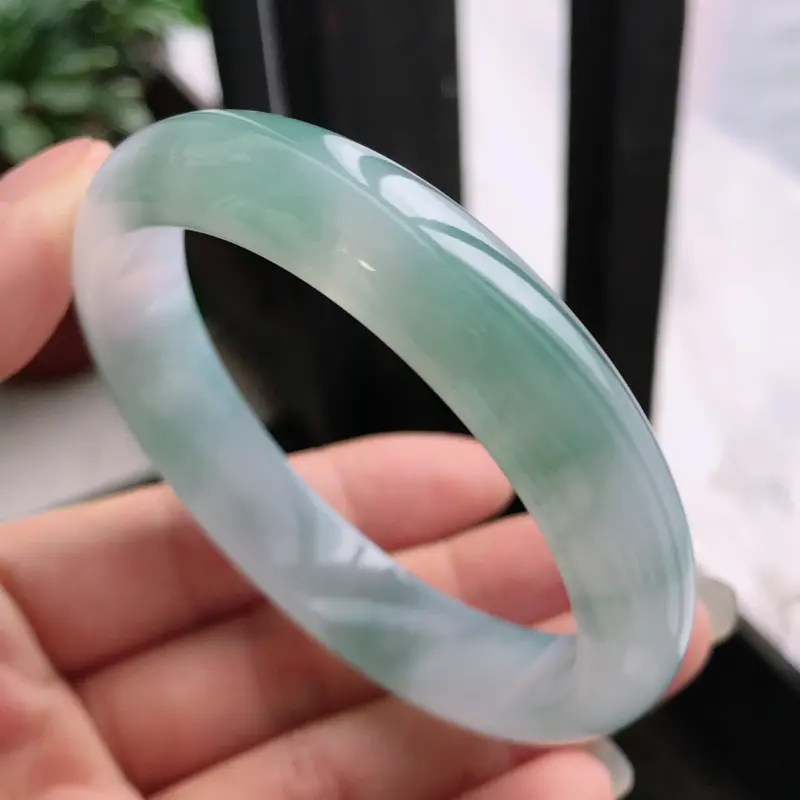 缅甸天然翡翠A货老坑飘绿宽边手镯，尺寸56.4*12.6*6.4mm