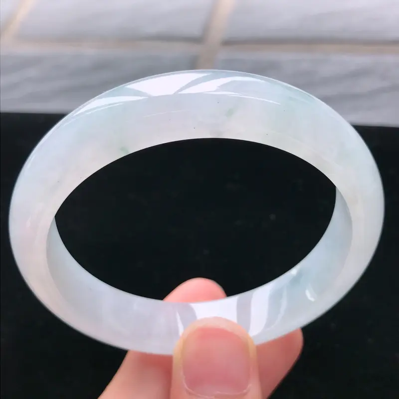 缅甸天然A货翡翠，完美老坑浅绿正圈手镯53圈线条流畅精美，水头好玉质细腻佩戴效果佳，尺寸:53.7*12.4*7mm