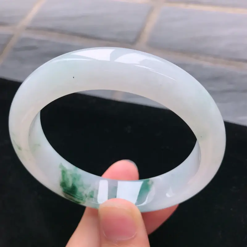缅甸天然A货翡翠，完美老坑飘花正圈手镯55圈线条流畅精美，水头好玉质细腻佩戴效果佳，尺寸:55.7*13.5*7.8mm