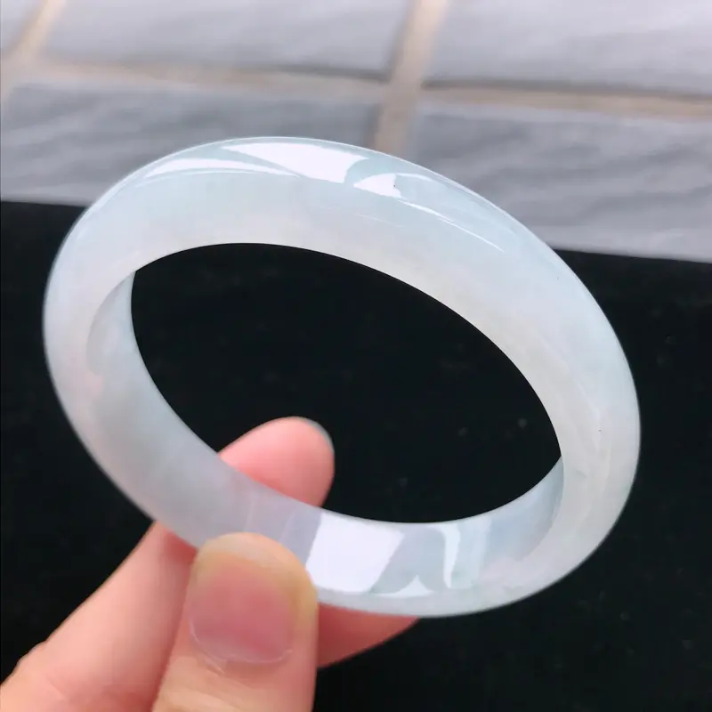 缅甸天然A货翡翠，完美老坑浅绿正圈手镯53圈线条流畅精美，水头好玉质细腻佩戴效果佳，尺寸:53.7*12.4*7mm