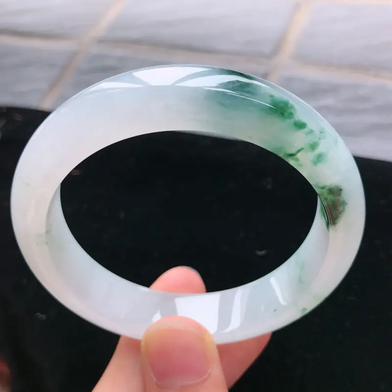 缅甸天然A货翡翠，完美老坑飘花正圈手镯55圈线条流畅精美，水头好玉质细腻佩戴效果佳，尺寸:55.7*13.5*7.8mm
