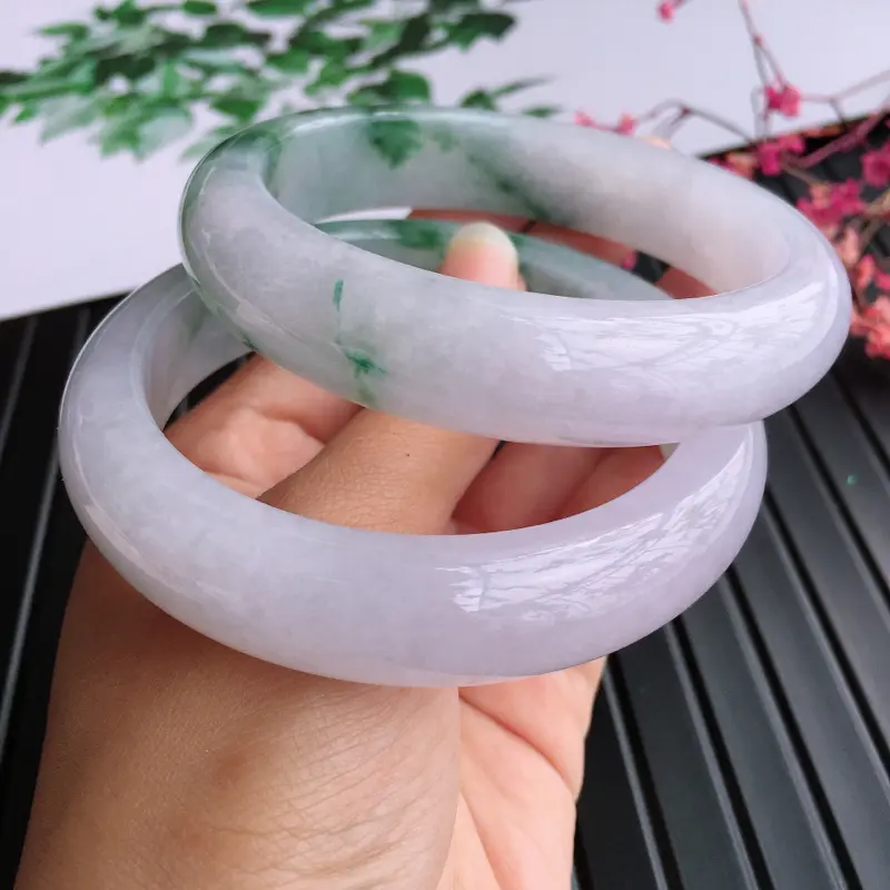 【圈口:57.6/57.4天然翡翠A货糯化种飘花宽边手镯,(一对)尺寸:57.6/13.2/9.1,57.4/14.0/9.0mm,玉质细腻,颜色鲜艳,上手效果好】图3
