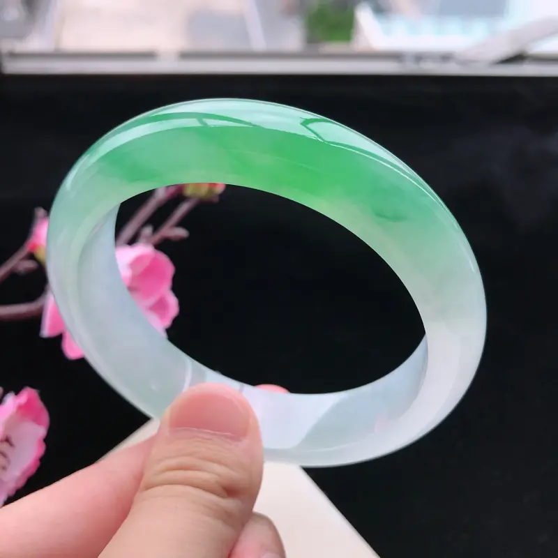 【天然翡翠A货冰种水润通透飘绿种水正圈手镯,尺寸57.2-14.6-8.1mm,玉质细腻,种水好,底色好,上手效果漂亮】图2