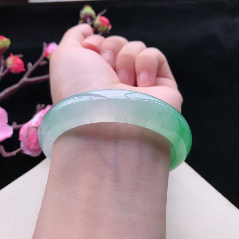 【天然翡翠A货冰种水润通透飘绿种水正圈手镯,尺寸57.2-14.6-8.1mm,玉质细腻,种水好,底色好,上手效果漂亮】图8