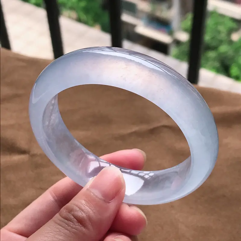【圈口55.5,天然翡翠A货,老坑高冰起荧光宽边正圈手镯,圈口55.5/15.4/8.3,玉质细腻水润,底色漂亮,上手高档大方上档次】图7