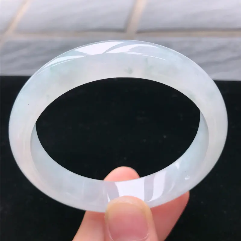 缅甸天然A货翡翠，完美老坑浅绿正圈手镯53圈线条流畅精美，水头好玉质细腻佩戴效果佳，尺寸:53.7*12.4*7mm