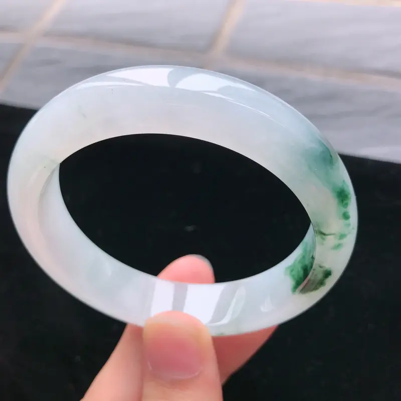 缅甸天然A货翡翠，完美老坑飘花正圈手镯55圈线条流畅精美，水头好玉质细腻佩戴效果佳，尺寸:55.7*13.5*7.8mm
