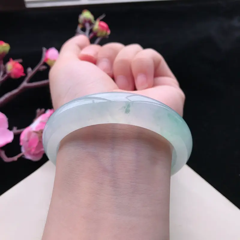 【天然翡翠A货冰种水润通透飘绿种水正圈手镯,尺寸57.2-14.6-8.1mm,玉质细腻,种水好,底色好,上手效果漂亮】图7