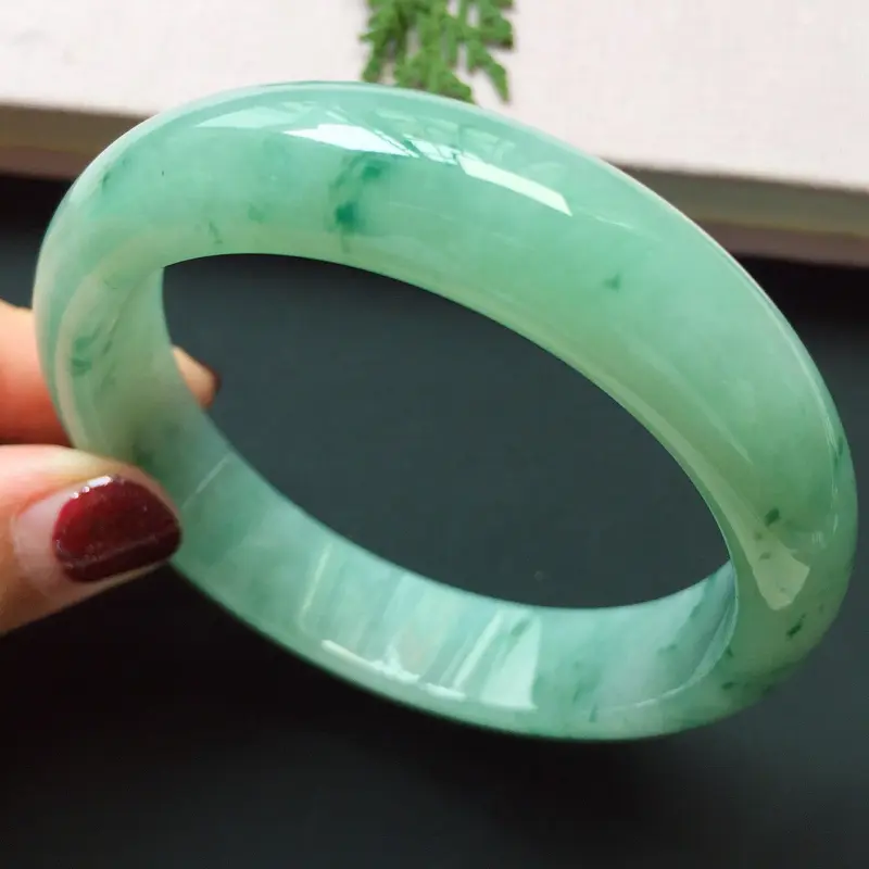 正圈56.5mm，糯种飘花手镯，底子细腻，飘花清新灵动，优雅迷人