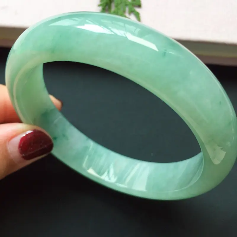 正圈56.5mm，糯种飘花手镯，底子细腻，飘花清新灵动，优雅迷人