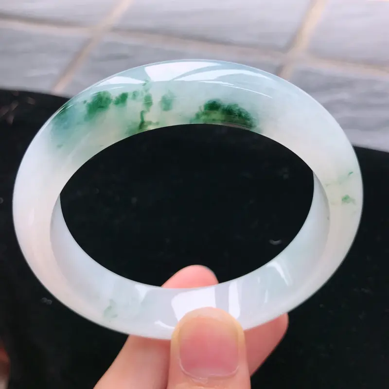 缅甸天然A货翡翠，完美老坑飘花正圈手镯55圈线条流畅精美，水头好玉质细腻佩戴效果佳，尺寸:55.7*13.5*7.8mm