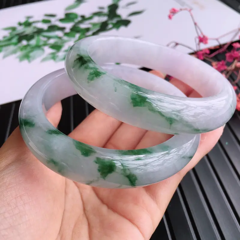 【圈口:57.6/57.4天然翡翠A货糯化种飘花宽边手镯,(一对)尺寸:57.6/13.2/9.1,57.4/14.0/9.0mm,玉质细腻,颜色鲜艳,上手效果好】图5